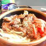 喰しんぼ - ジンギス丼はジンギスカン唐揚げにタレをかけている。