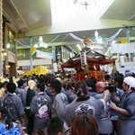 カフェテラス　スワサロン - 食後スワサロンの前の道を曲がったら神輿が出るところでした。