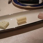 フランス料理　レ・セレブリテ - 各種バターである。消しゴムではない。