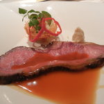 フランス料理　レ・セレブリテ - 口の中で旨味が広がるｼﾞｭｰｼｰな和牛ﾛｰｽﾄﾋﾞｰﾌ ﾚﾓﾝのｿｰｽで