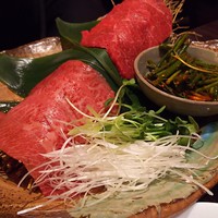 蔓牛 - 1704_蔓牛_特上ミスジ 野菜を巻いて頂きます