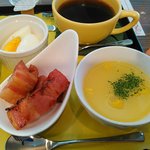 コーンクリームスープと厚切りベーコンと茹で玉子