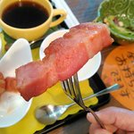 厚切りベーコンは食べ応え有り。
