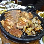 언양갈비 - 右の網の上がちょきちょきした「サムギョップサル」左の肉が「テジカルビ」（味付き豚肉）です。