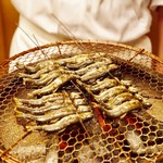 緒方 - 小鮎を炭火焼にします。