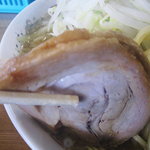 Ｇ系ラーメン 豚壱家　 - 大ぶりのチャーシュー