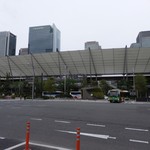 やえす初藤 - 東京駅の八重洲口。まだ車も少ない時間です。