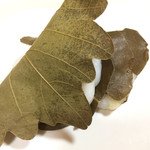 京菓子 岬屋 - 柏餅 どっちかがみそあん、どっちかがこしあん