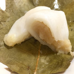 京菓子 岬屋 - 柏餅  みそあん 断面