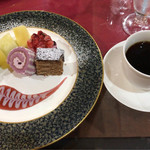 キッチン・ジョカトーレ - デザート盛り合わせとコーヒー☕️