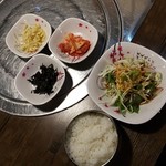 韓国料理 辛ちゃん - お約束の韓国お通し。海苔の佃煮が美味しかった。