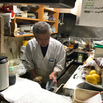 奥ながら - 黙々と仕事に励むマスター