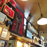 ハードロックカフェ　東京 - マイケルジャクソンなど、有名人の衣装やサインが壁にたくさん飾られてます