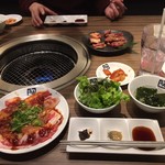 Yakiniku Gyuukaku - 手前 スタミナガーリック カルビランチ \880
                        奥 カルビ×ハラミ ランチ \980