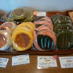 琥八 - いろんなパン（この中から春限定「桜ベーグル」を買いました。）