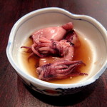 くうのむ ちゃのま - お通し「ヤリイカの煮付け」