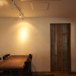 柔らかな光で落ち着いた店内。