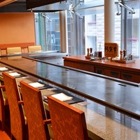 佐賀牛 季楽 銀座  - お店HP～http://kira.saga-ja.jp/ginza/から拝借の並木側鉄板焼カウンター