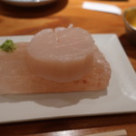 東京肉しゃぶ家 - ホタテ貝を岩塩に乗せていただきます