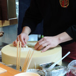 明道町中国菜 一星 - 春巻きを巻いているところ。ライブ感があっていいですね