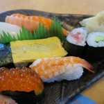 Tsurukamezushi - イクラに蒸し海老、イカ、サーモン