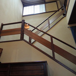 明道町中国菜 一星 - 天井からの採光が気持ち良い吹き抜けも趣があります