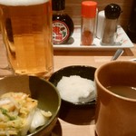 Kushi Dori Tsuki Samu Chuu Outen - ビール・お新香とお通しの大根とガラスープ