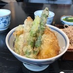 銀座 真田 - カリッと揚がった小野菜天丼