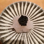 すし家 - 白エビのキャビアのせ