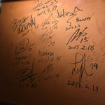 Yakiniku Hajime - 壁にはサインが！