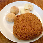 Hadanoromanshokudou - 中身。落花生クッキーは落花生プードルときび砂糖でできてます、さくらミルククッキーは桜を練りこまれた生地にホワイトチョコがけ、蒸しどらは落花生入りの餡が挟まれています