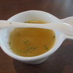 Iyomon Kafe - スープ・器のスプーンがちょこんと乗って登場