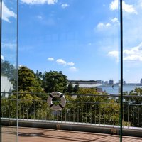 ツキ シュール ラメール - 内のテーブル席に迫る絶景の眺望です