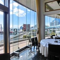 ツキ シュール ラメール - 内のテーブル席に迫る絶景の眺望です
