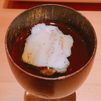 鮨 くりや川 - 浮き赤貝　赤貝を山芋で巻いて酢に浮かしてある