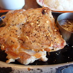 トマト＆オニオン - ガーリックグリルチキンステーキ