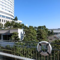 ツキ シュール ラメール - 店内のテーブル席の風景です