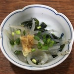 板前料理　味宏 - お通しはシロウオとワカメ