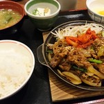 街かど屋 - 韓国風焼肉定食+生たまご