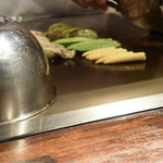 鉄板焼さくら - 焼いている風景