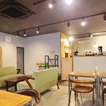 cafe OGU1 - 店内のテーブル席の風景です