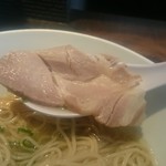 町田汁場 しおらーめん進化 - チャーシュー