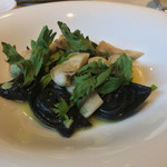 カーサ・デル・チーボ - 蟹を詰めたイカ墨生地のトルテッリ