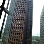 駒形前川 - [内観] 店内 客席から見るオフィスビル ①