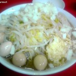 ラーメン二郎 - 小ラーメン+うずらの卵+たまねぎ 「ニンニク」(850円) 2017/04