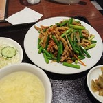 中華料理 華宴 - 豚肉とにんにくの芽炒め 850円