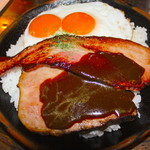 ベーコンエッグとローストポークカレー 1600円