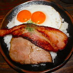 ヴィラ・アフガン - ベーコンエッグとローストポークカレー