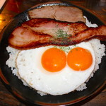 ヴィラ・アフガン - ベーコンエッグとローストポークカレー