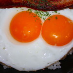 ヴィラ・アフガン - 双子の目玉焼き アップ